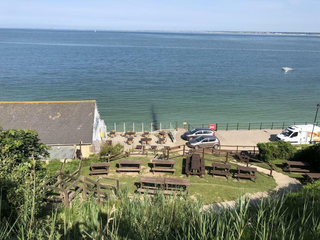 Promenade Apartment With Own Beach Hut Totland  Exterior photo