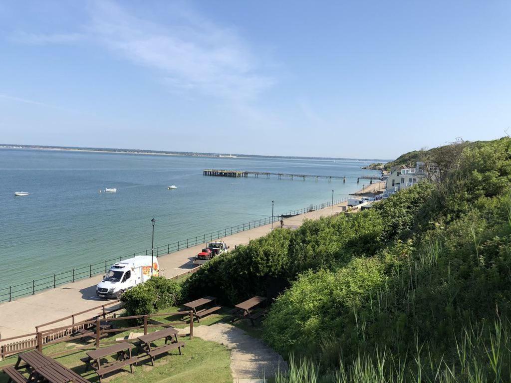 Promenade Apartment With Own Beach Hut Totland  Exterior photo