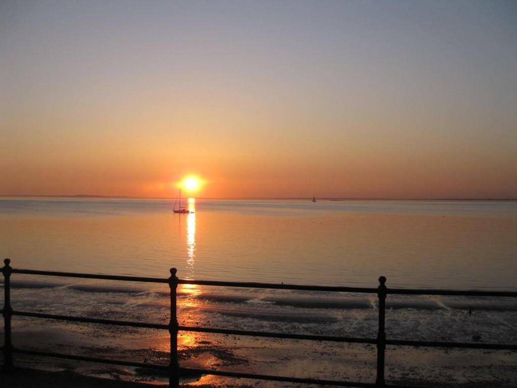 Promenade Apartment With Own Beach Hut Totland  Room photo