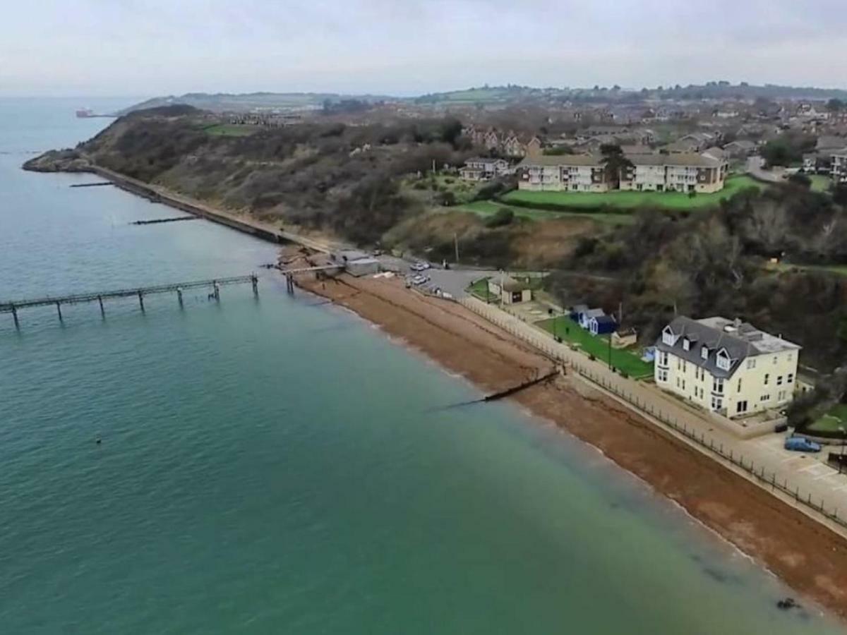 Promenade Apartment With Own Beach Hut Totland  Room photo