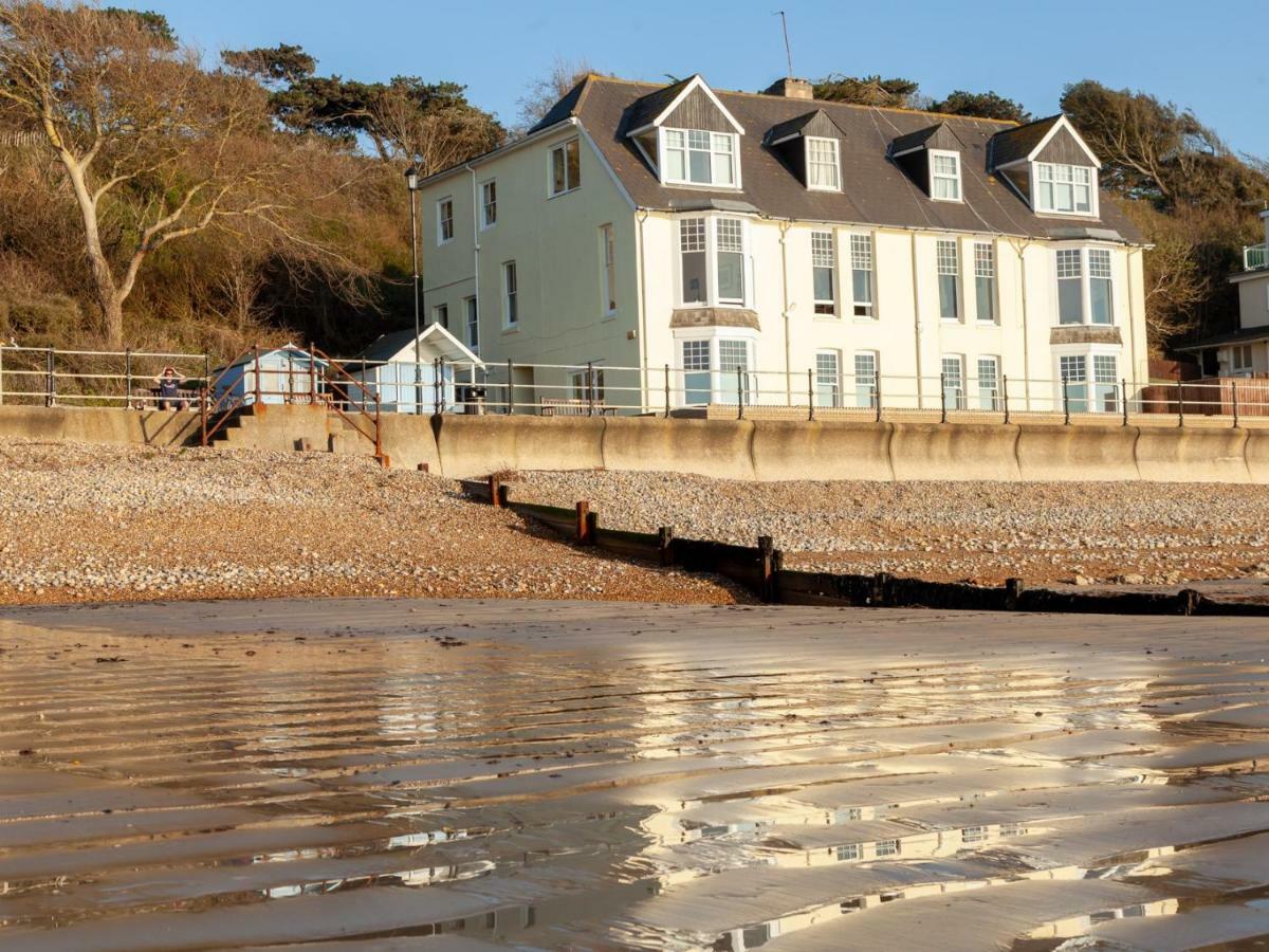 Promenade Apartment With Own Beach Hut Totland  Room photo