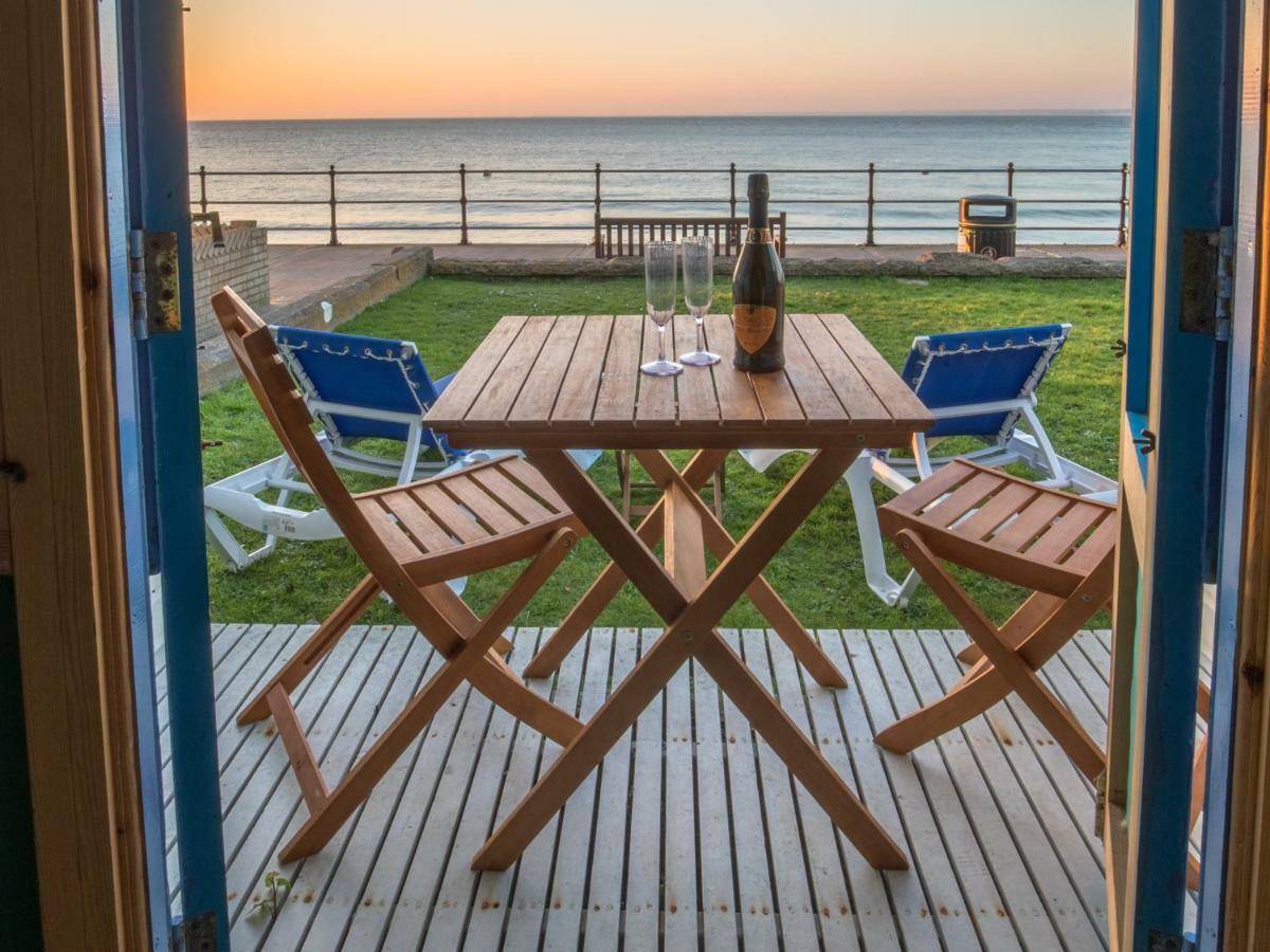 Promenade Apartment With Own Beach Hut Totland  Exterior photo