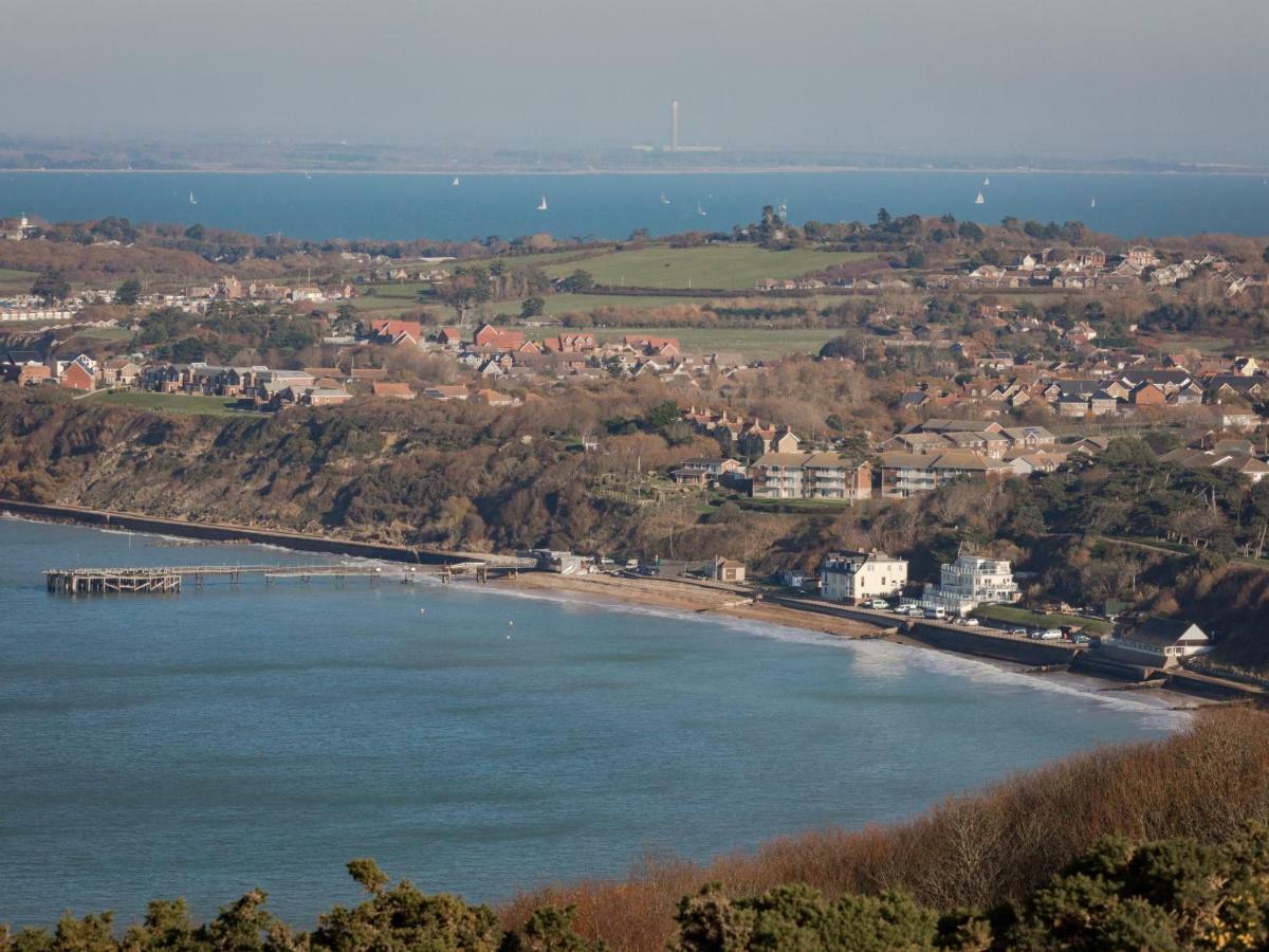 Promenade Apartment With Own Beach Hut Totland  Room photo