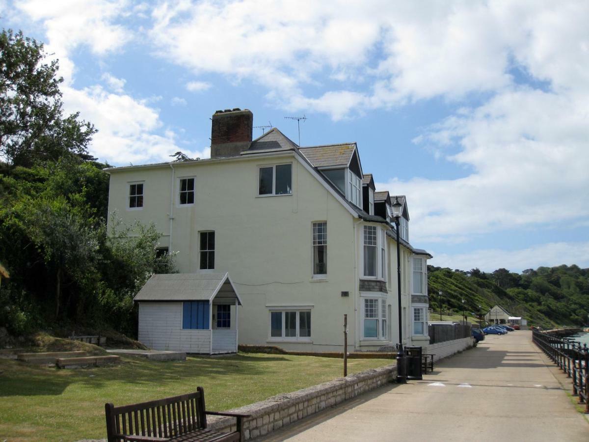 Promenade Apartment With Own Beach Hut Totland  Room photo