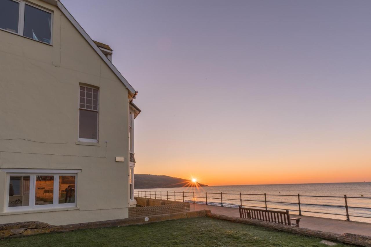 Promenade Apartment With Own Beach Hut Totland  Exterior photo